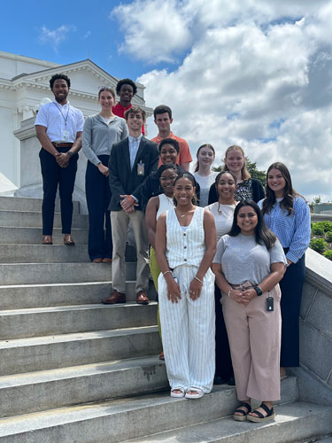 کیپیٹل کی سیڑھیوں پر کھڑے طلباء کا گروپ