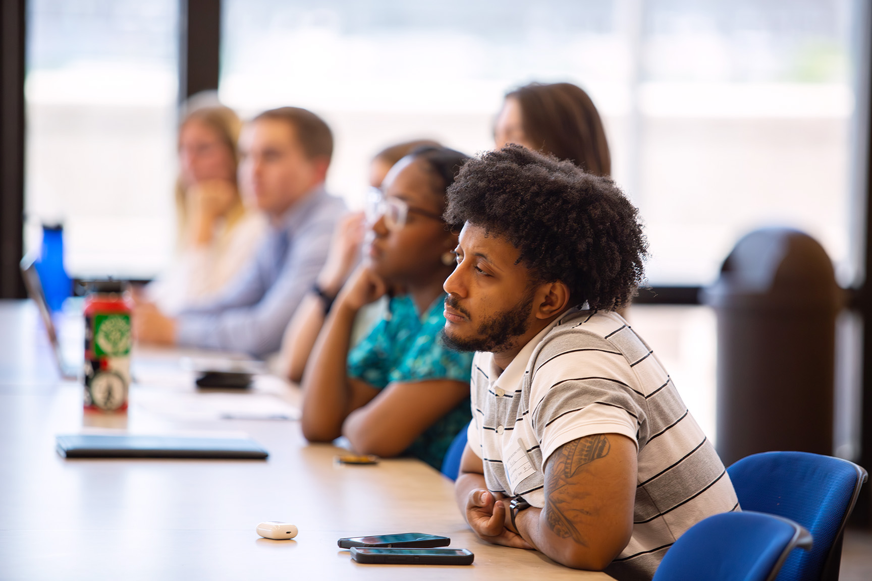 ایک میز پر بیٹھے لوگوں کا گروپ