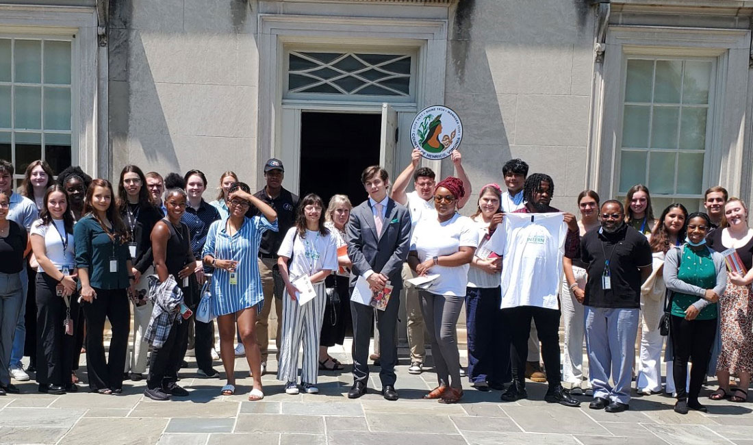 عمارت کے سامنے لوگوں کا ایک گروپ کھڑا ہے۔