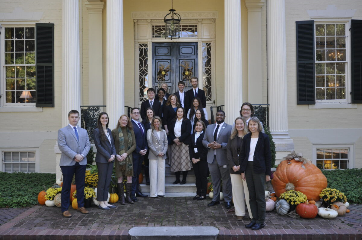 عمارت کے سامنے لوگوں کا گروپ